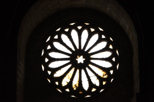 Roseton interior de la nave lateral de la iglesia de la Oliva